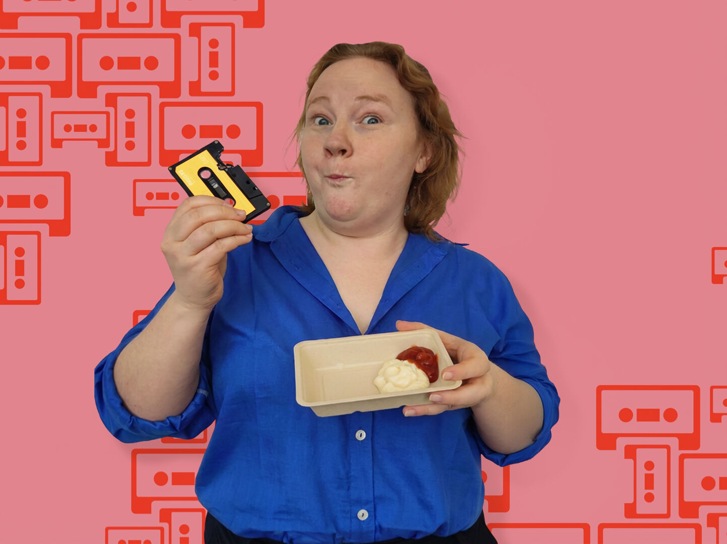 Vrouw met een blauwe blouse houdt een cassettebandje en een doosje vast, met een roze achtergrond en cassettes.