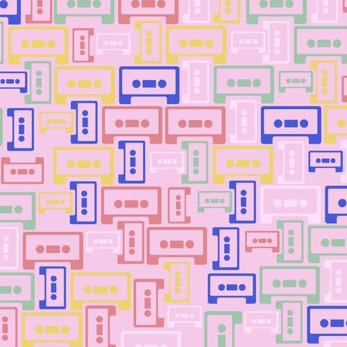 Herhaalde patronen van kleurrijke cassettebandjes op een lichtroze achtergrond.