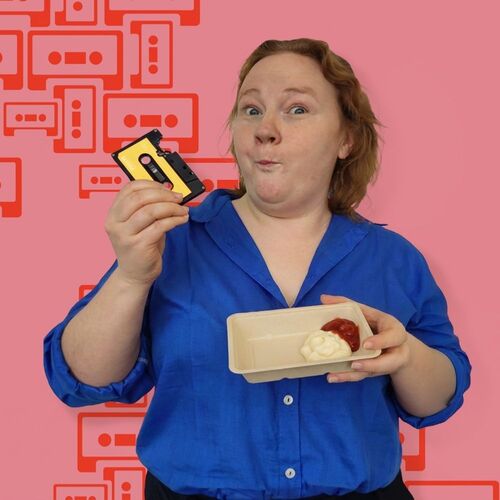 Vrouw in blauwe blouse houdt een cassette en een schaal met ijs vast, met een roze achtergrond vol cassettepatronen.
