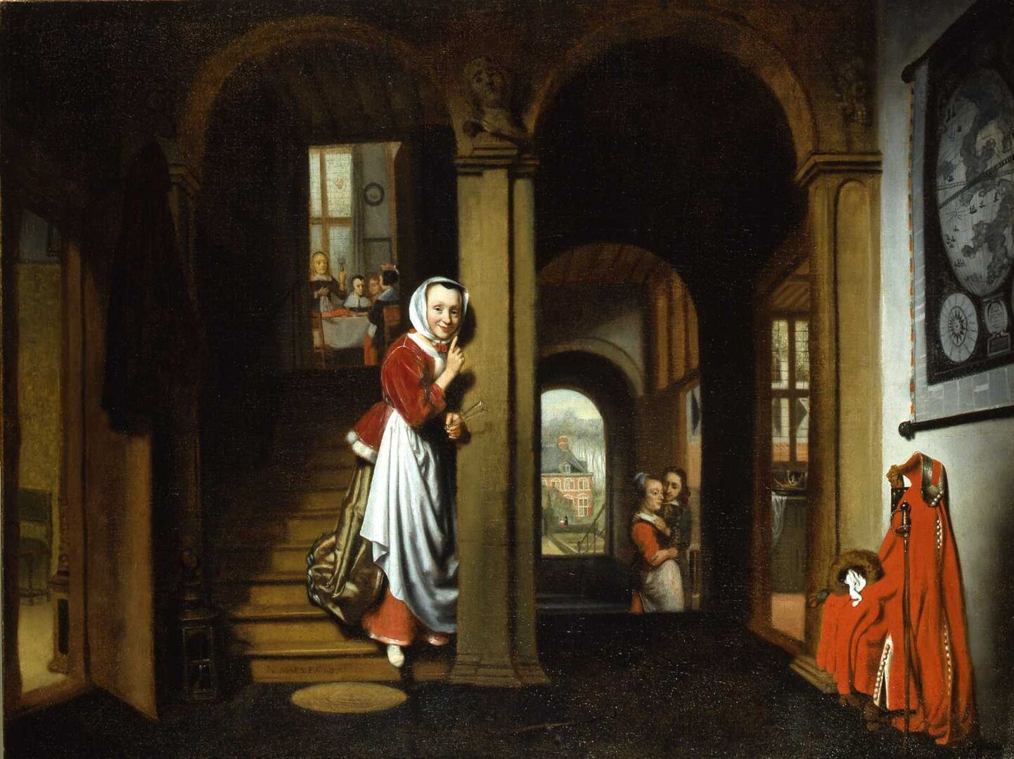 Een vrouw in traditionele kledij staat in een gang, omringd door andere figuren en architectonische elementen.