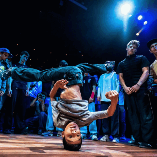 Jongetje staat breakdancend op zijn hoofd