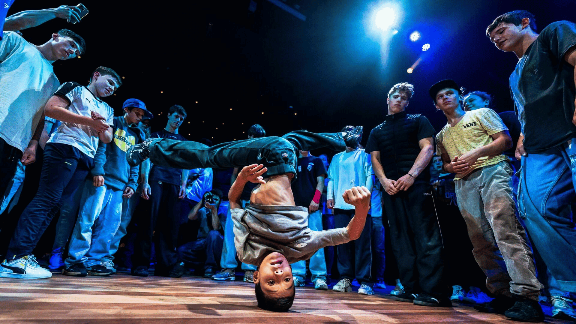 Jongetje staat breakdancend op zijn hoofd