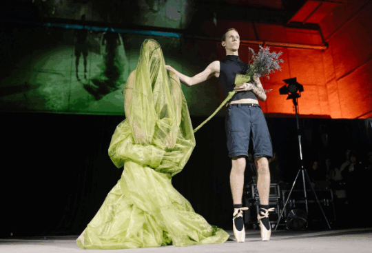 vrouw in groene kleding en man met bloemen op balletschoenen