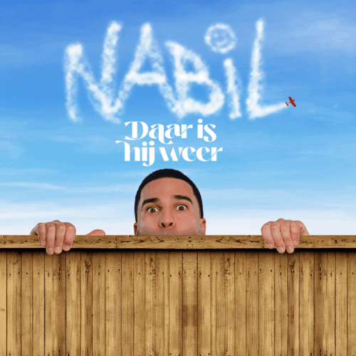 Nabil kijkt boven de schutting uit