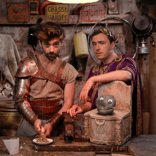 Willem Voogd en Pieter Hulst in romeinse outfits in de proefkeuken