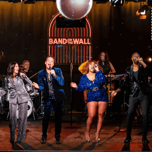 4 zangers in een discoshow