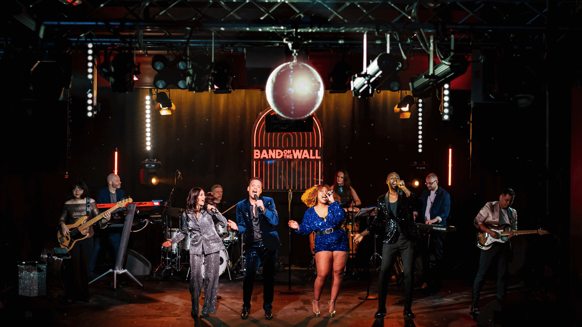 4 zangers in een discoshow