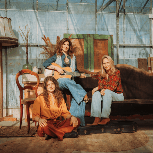 drie vrouwen in een huiskamer