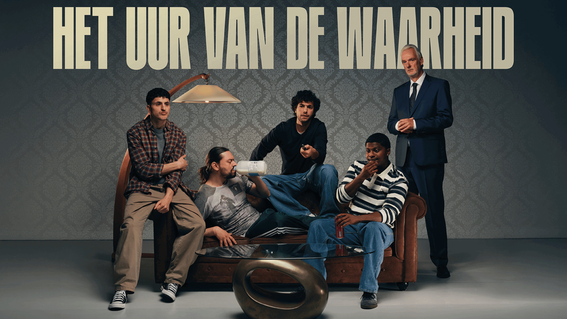 5 mannen op een oude bank