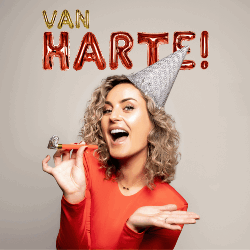 Iris Rulkens met feesthoedje en toeter voor de letters "van harte"