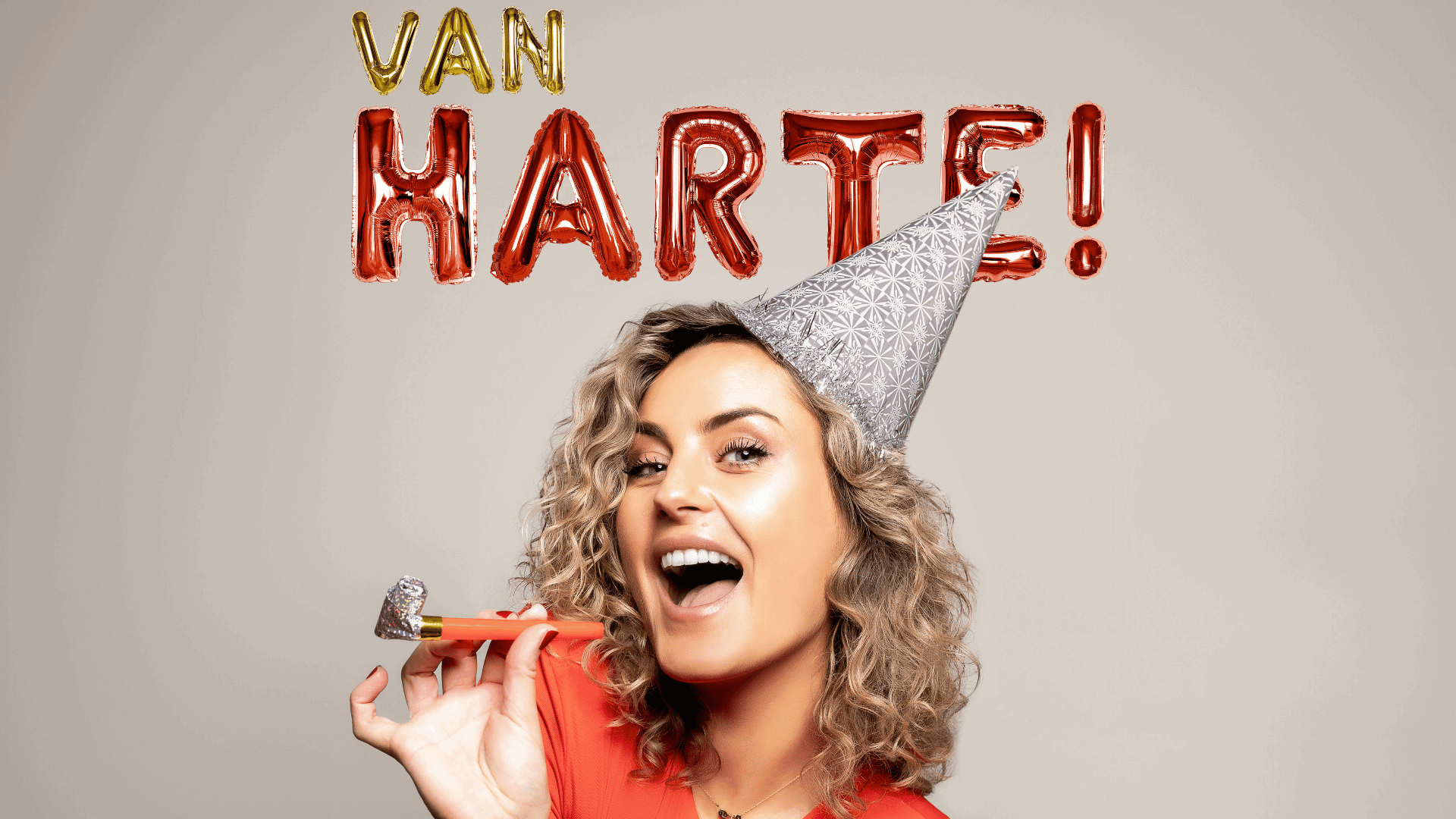 Iris Rulkens met feesthoedje en toeter voor de letters "van harte"