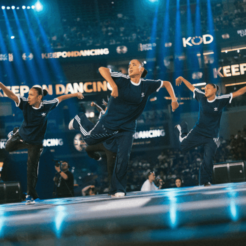 drie dansers op een podium