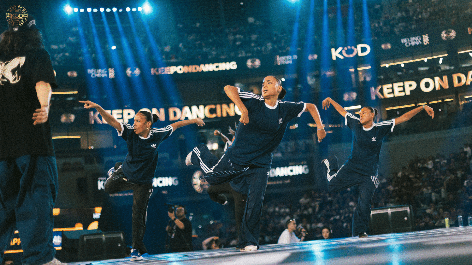 drie dansers op een podium