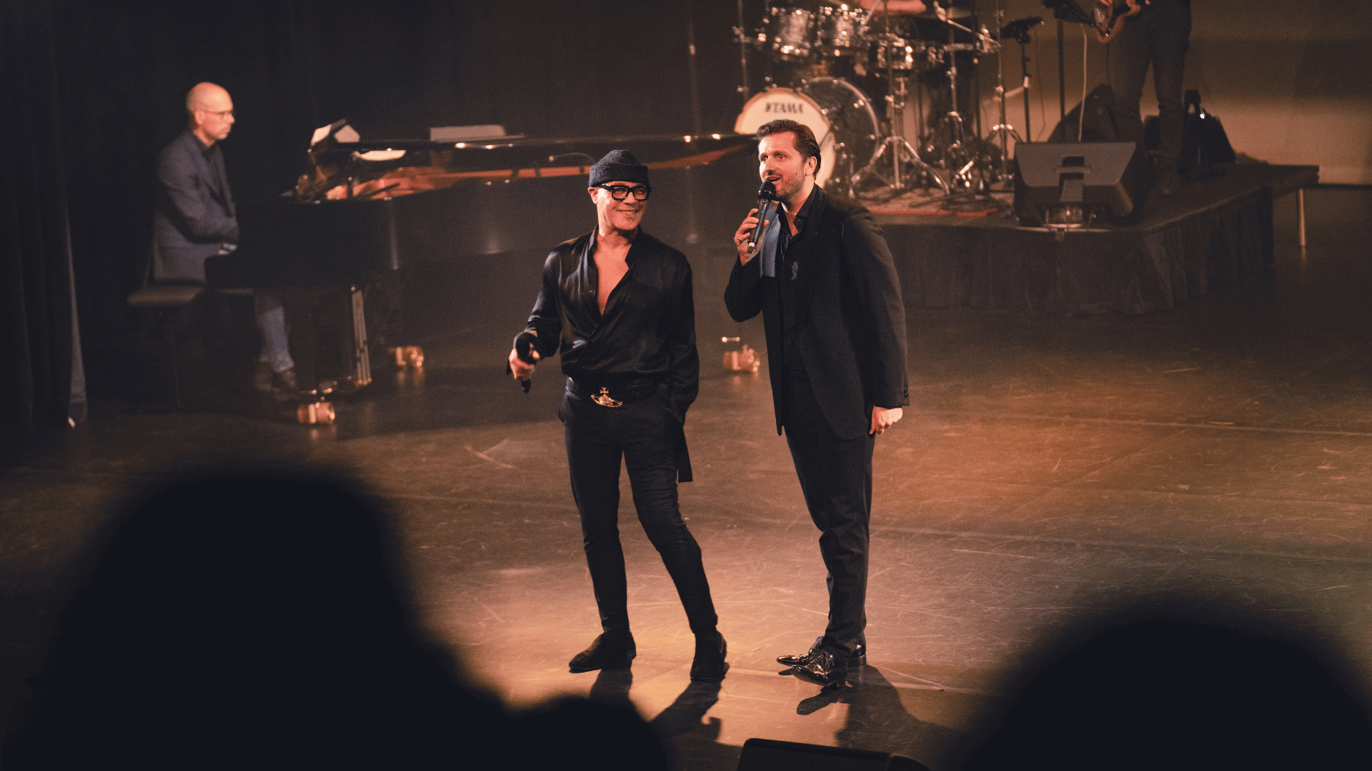 Stanley Burleson en David van den Tempel zingend op het podium