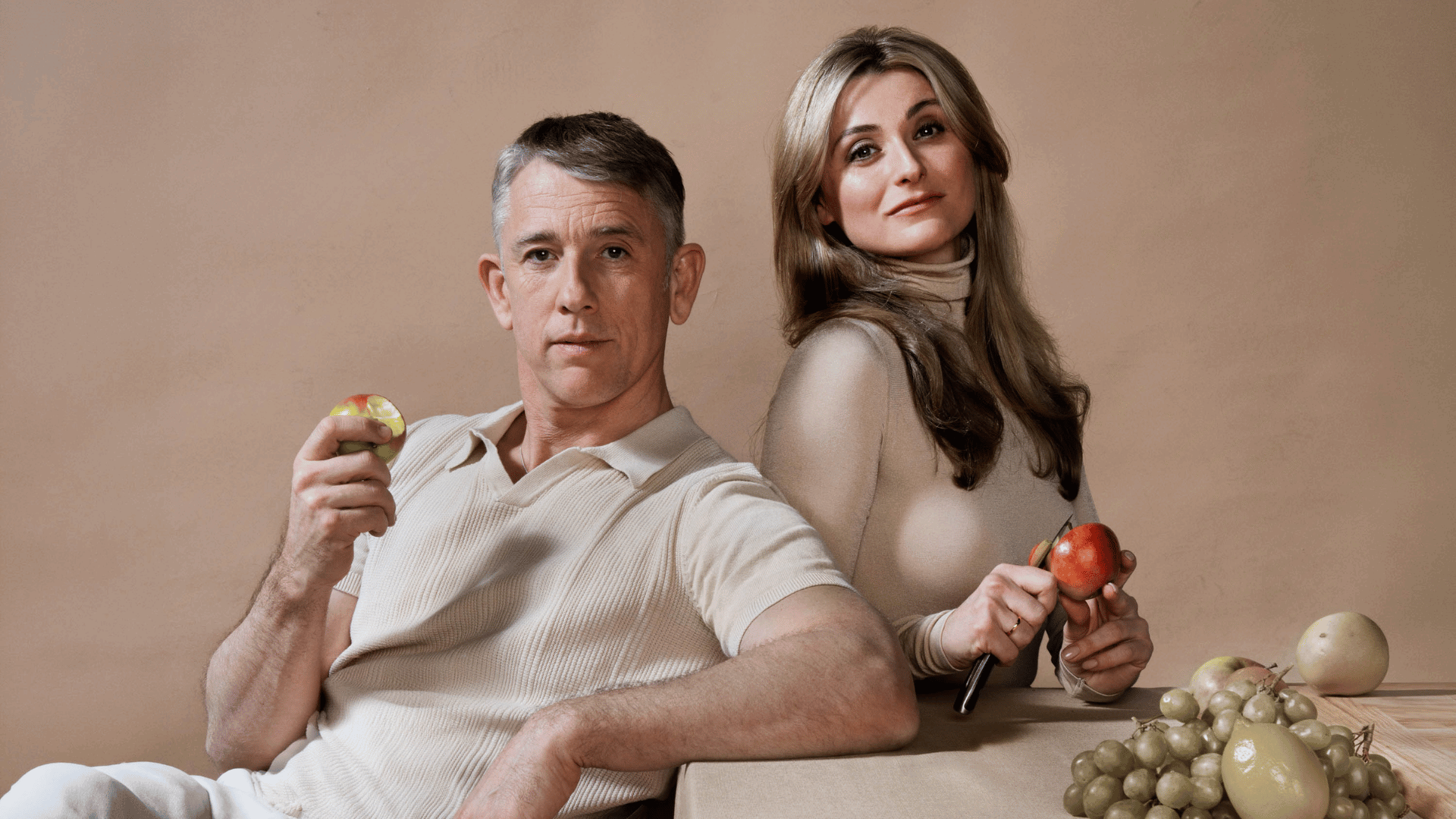 Judith Noyons en Waldemar Torenstra zittend met fruit aan tafel