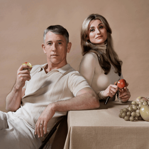 Judith Noyons en Waldemar Torenstra zittend met fruit aan tafel