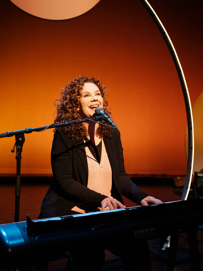 Sara Kroos op piano