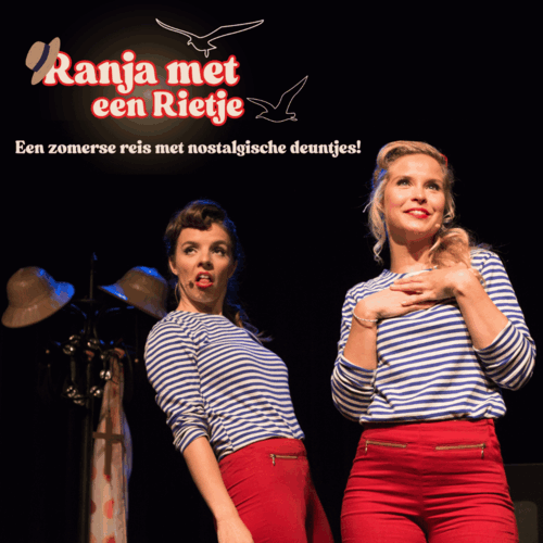 2 vrouwen in gestreepte tshirts op het podum. de een kijkt erg vies en de ander lacht