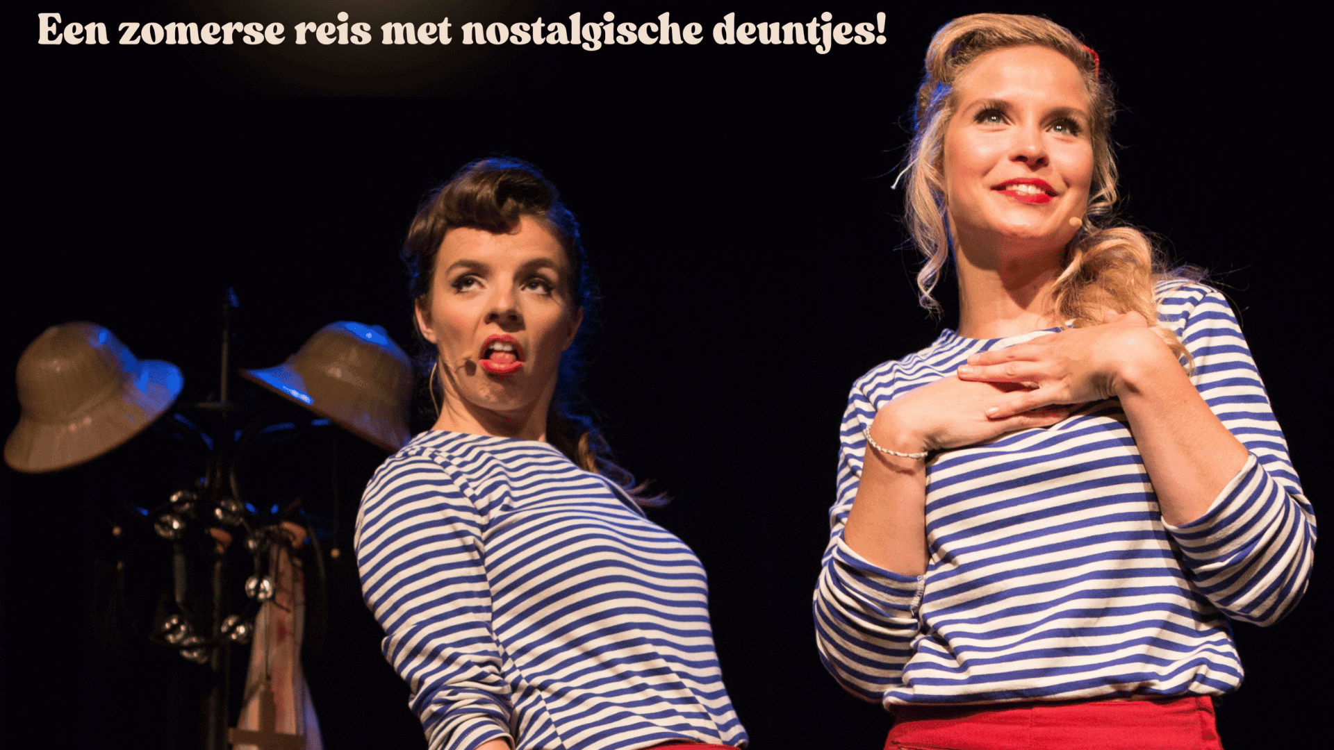 2 vrouwen in gestreepte tshirts op het podum. de een kijkt erg vies en de ander lacht