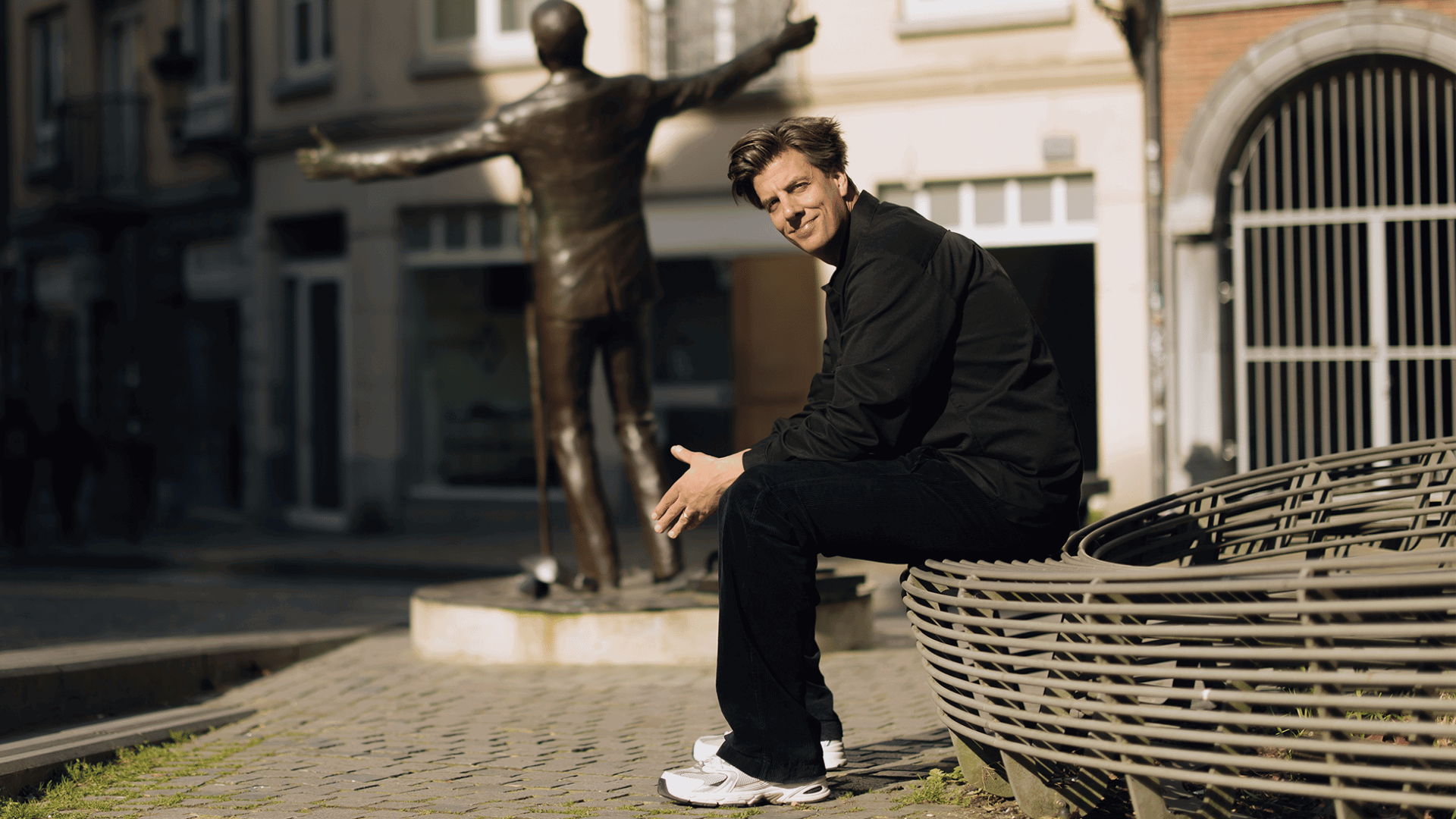 Rob Kemps zittend op een bankje
