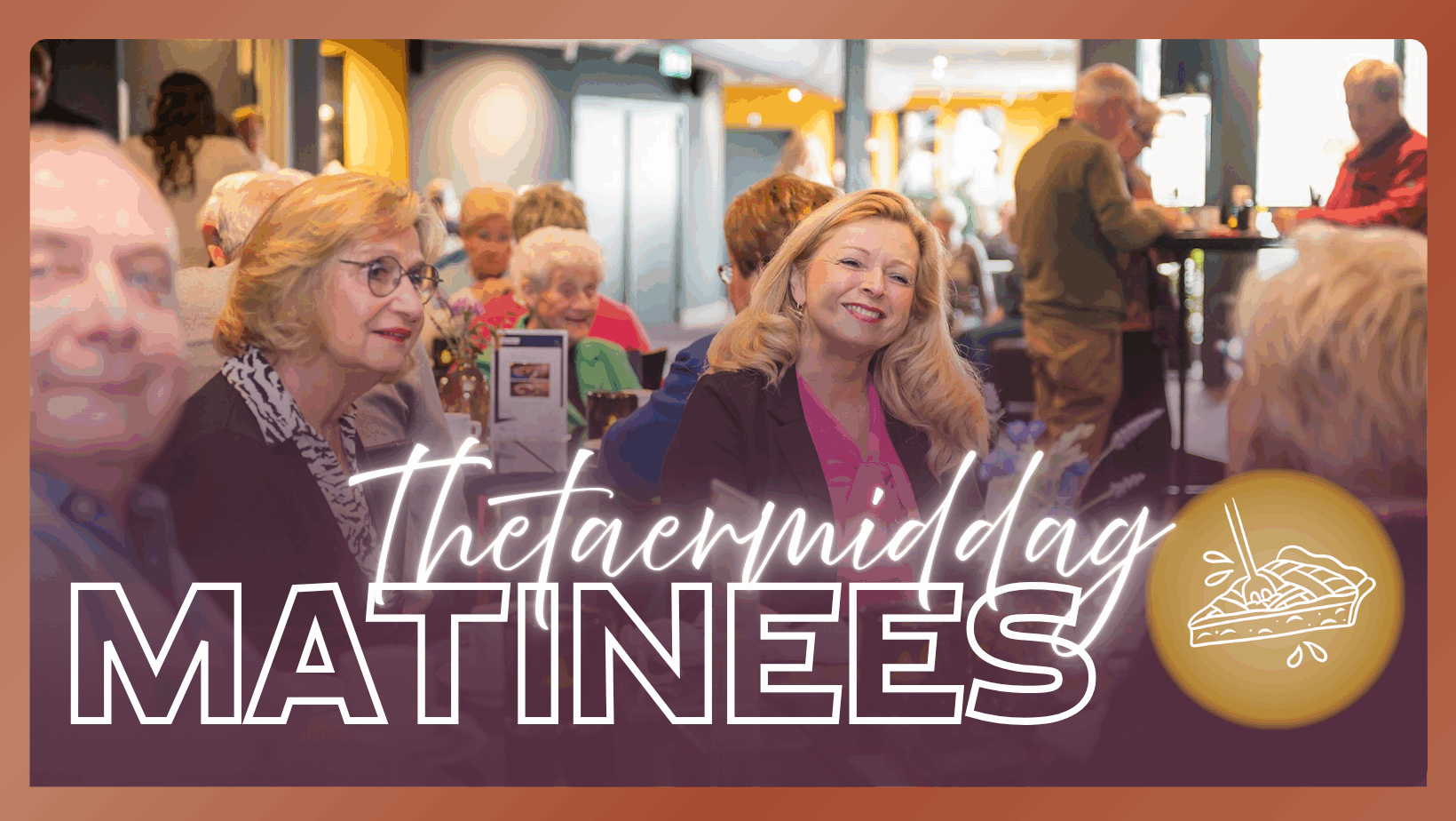 Groep mensen geniet van een theatervoorstelling tijdens een middagmatinee, met een gezellige sfeer en lekkere hapjes.