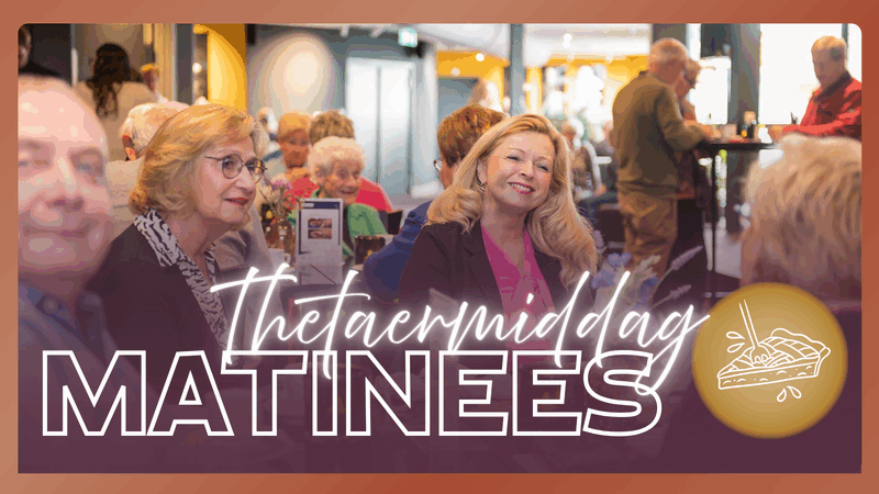Groep mensen geniet van een theatervoorstelling tijdens een middagmatinee, met een gezellige sfeer en lekkere hapjes.
