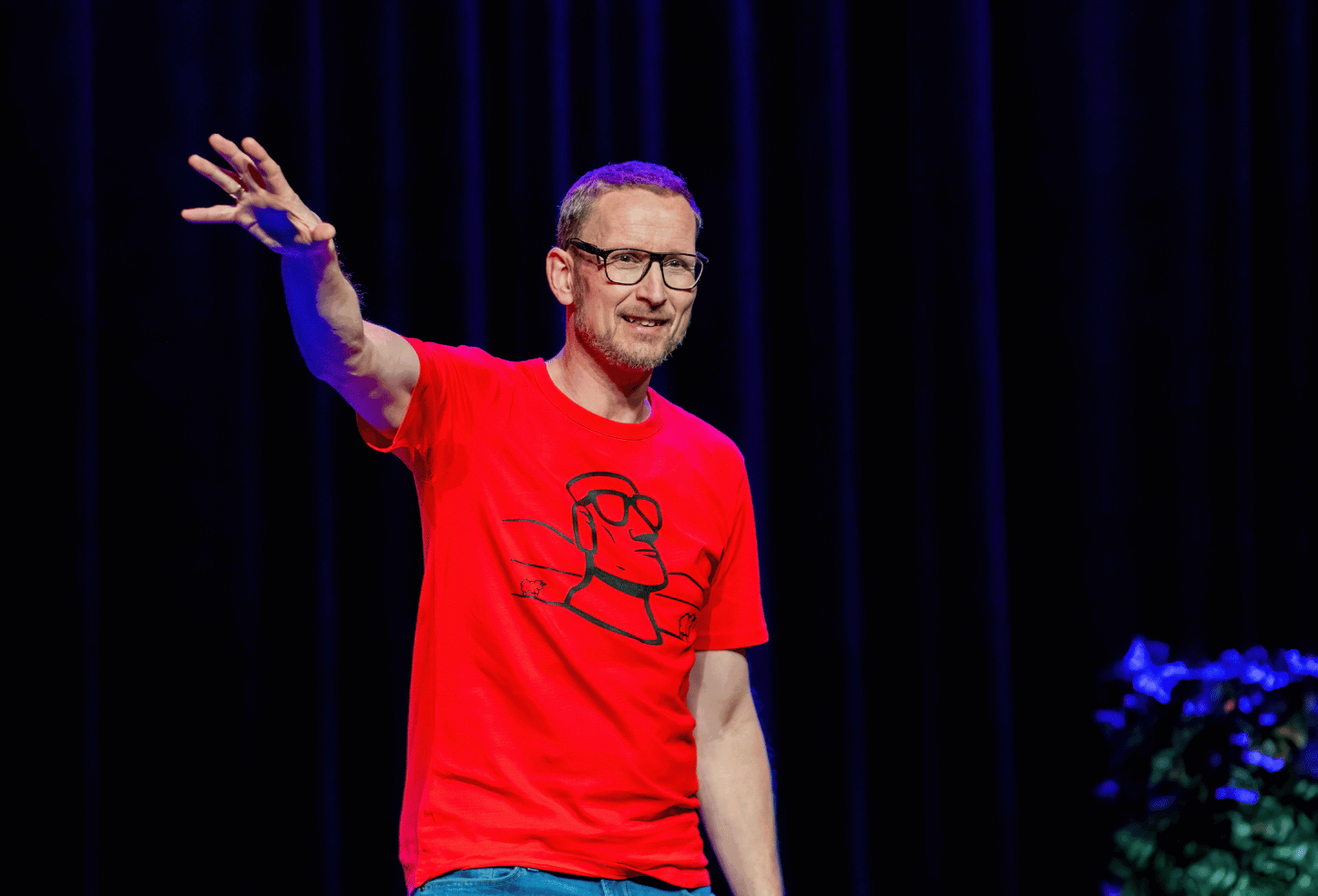 pieter strekt zijn arm uit