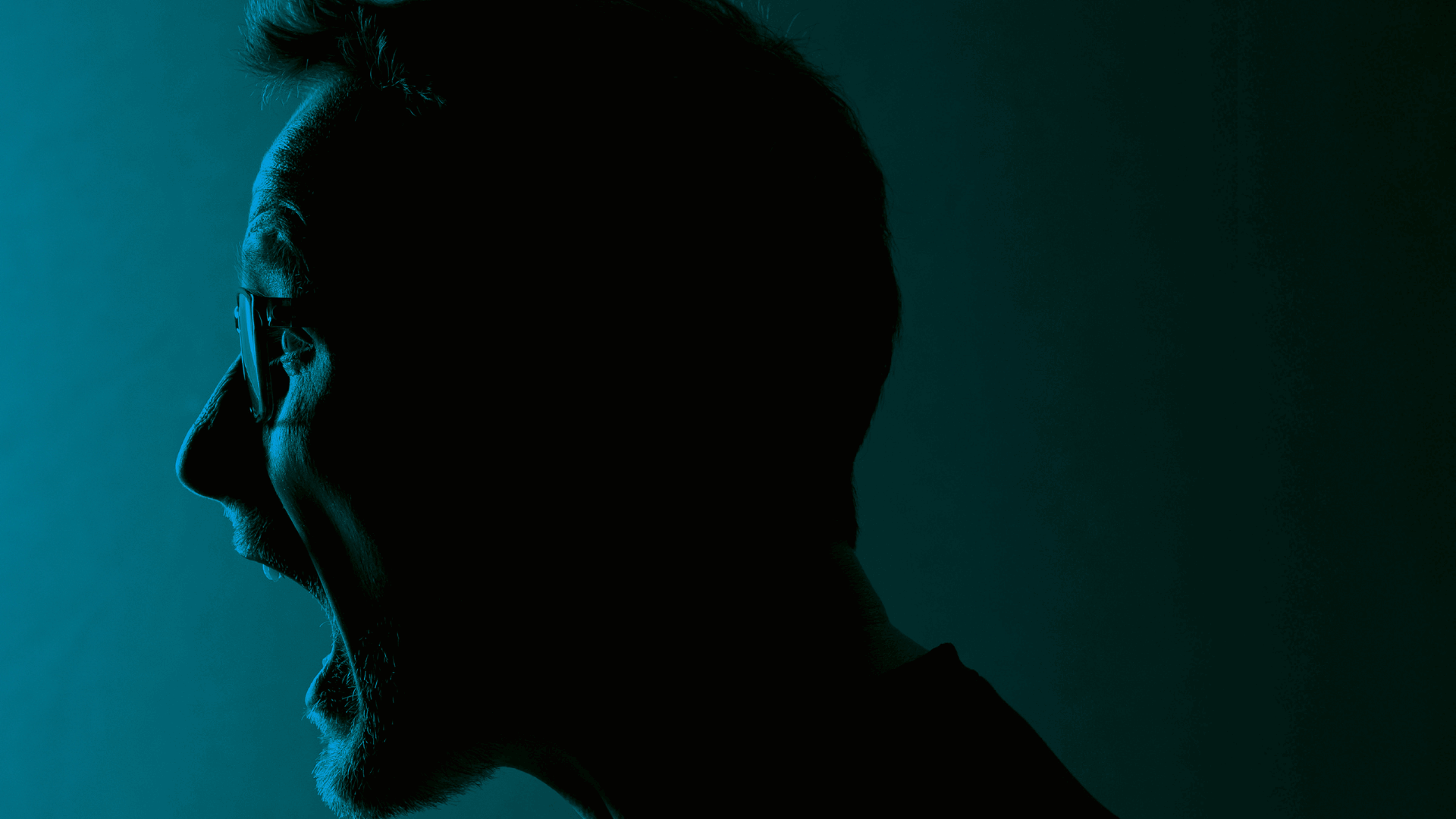 pieter jouke in blauw licht schreeuwend van de zijkant