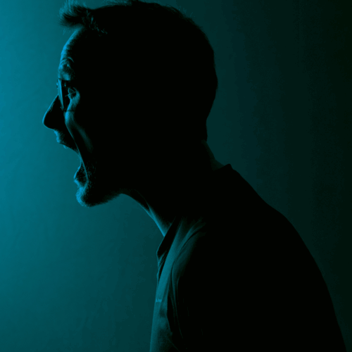 pieter jouke in blauw licht schreeuwend van de zijkant