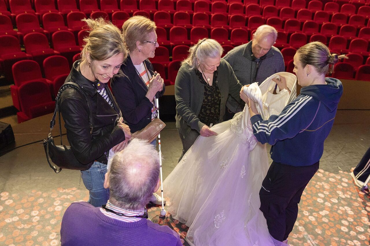 Voorstelling Blindtolk inleding - Slechtziend theaterbezoek - Blindtolk