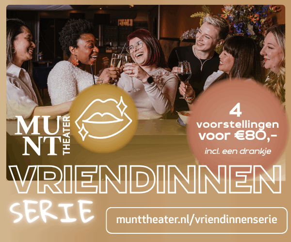 Vijf vrienden proostend in een theatersetting, met informatie over de 'Vriendinnen Serie' van het Munt Theater.