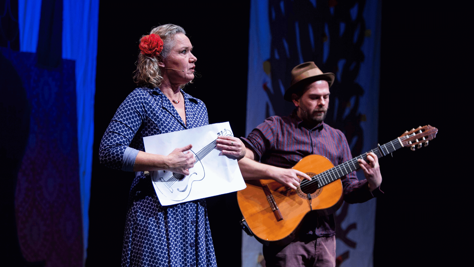 man met gitaar, vrouw met een gitaar getekend op een wit papiertje